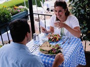 Do Men 'Eat to Impress' When a Woman's Around?